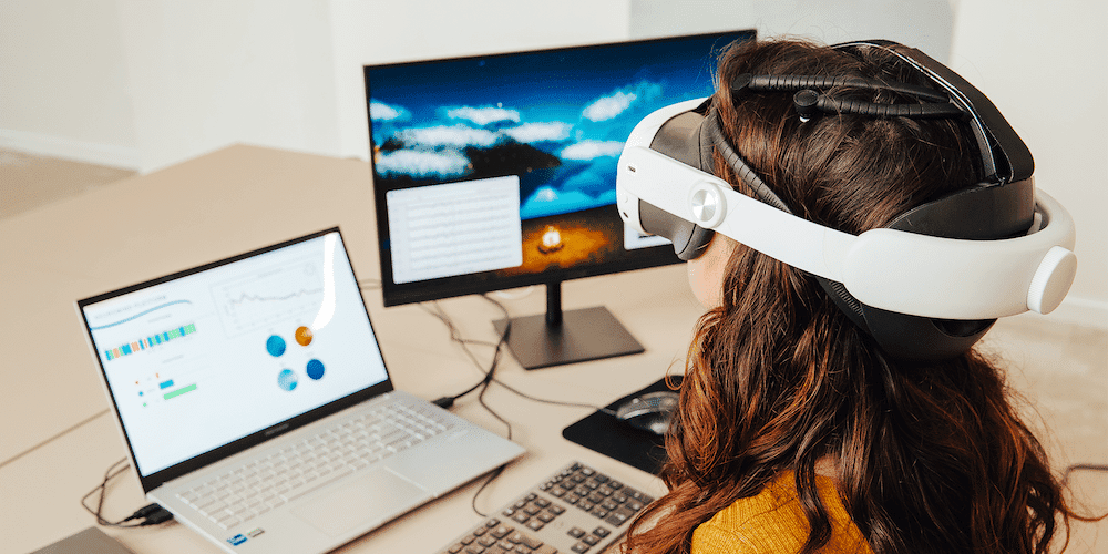 Neuromind portable EEG and VR headset